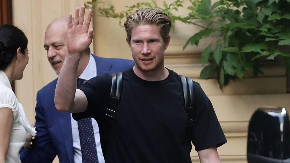 Kevin de Bruyne arrives in Naples